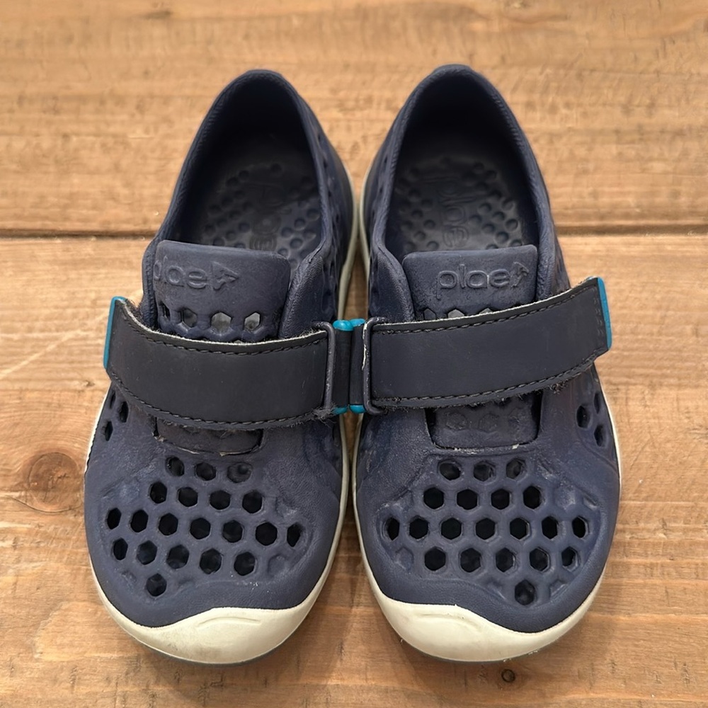 Plae Mimo watershoe in excellent preowned condition